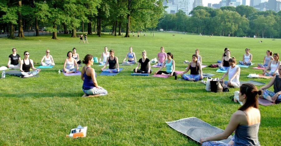 Central Park, New York: Yoga Classes in the park since 2012 - Meeting by Le Pain Quotidien and Sheep Meadow: Start Smooth