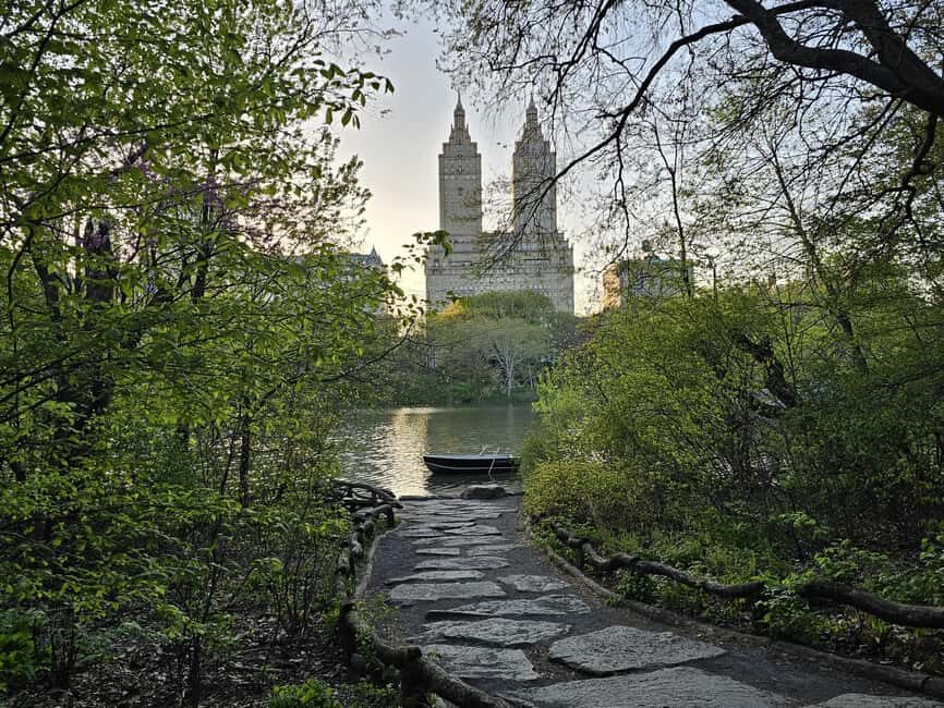 Central Park, NY: Nature, Architecture and Movie Scenes Tour - Where it starts: the Apple logo cube near Midtown