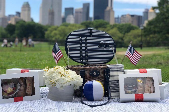 Central Park Picnic with Full Day Bike Rental - Picking your lunch box from Certe (Signature, Vegetarian, Healthy)