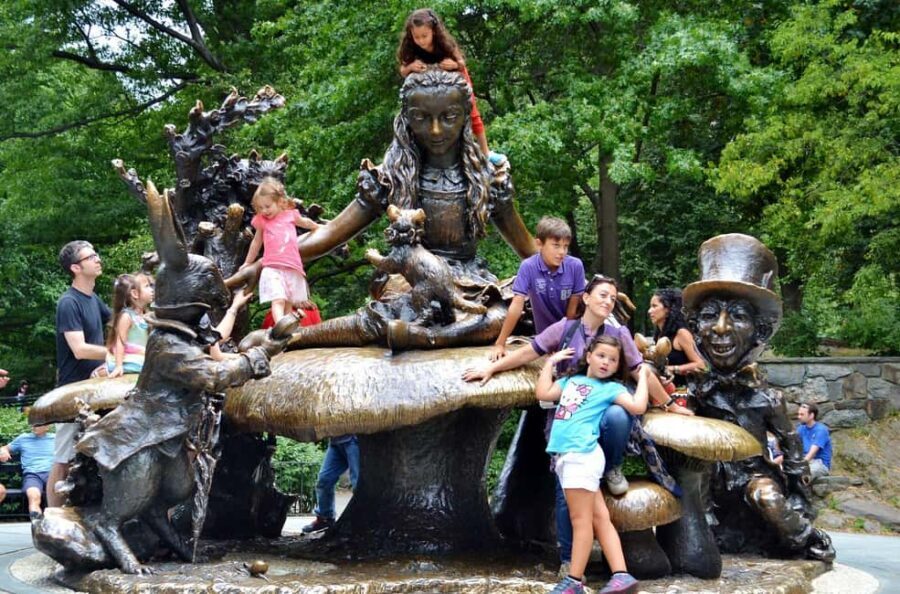 NYC: Central Park Guided Walking Tour English-Spanish - Alice in Wonderland sculpture and the Ramble’s slower pace