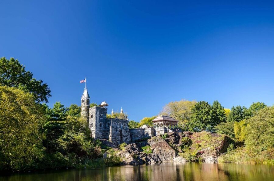 NYC: Central Park Guided Walking Tour English-Spanish - Central Park Pond, Victorian Gardens, and that Balto moment