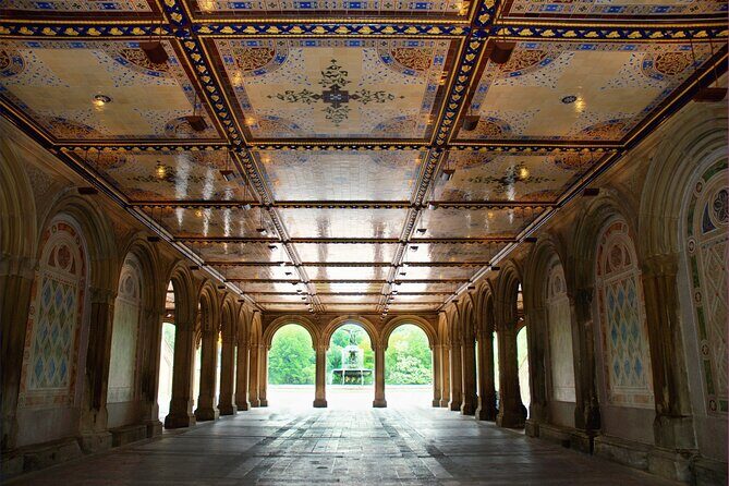 Official Central Park Walking Tour - Getting started at Maine Monument and finding Columbus Circle without stress